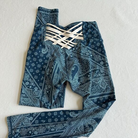 Fabletics Sports Bra & High Waisted 7/8 Legging Set Blue Nova Bandana XS/S - Picture 6 of 7